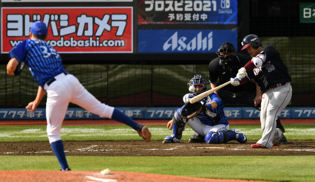 楽天対DeNA 7回裏楽天1死二塁、飛騨ロマエ適時打を放つ横尾（撮影・横山健太）