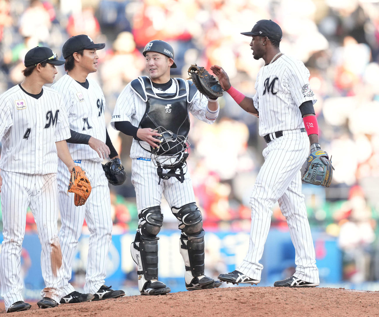 ロッテ対広島　広島に勝利し、ナインとタッチを交わすロッテ・エチェバリア（右）（撮影・鈴木みどり）