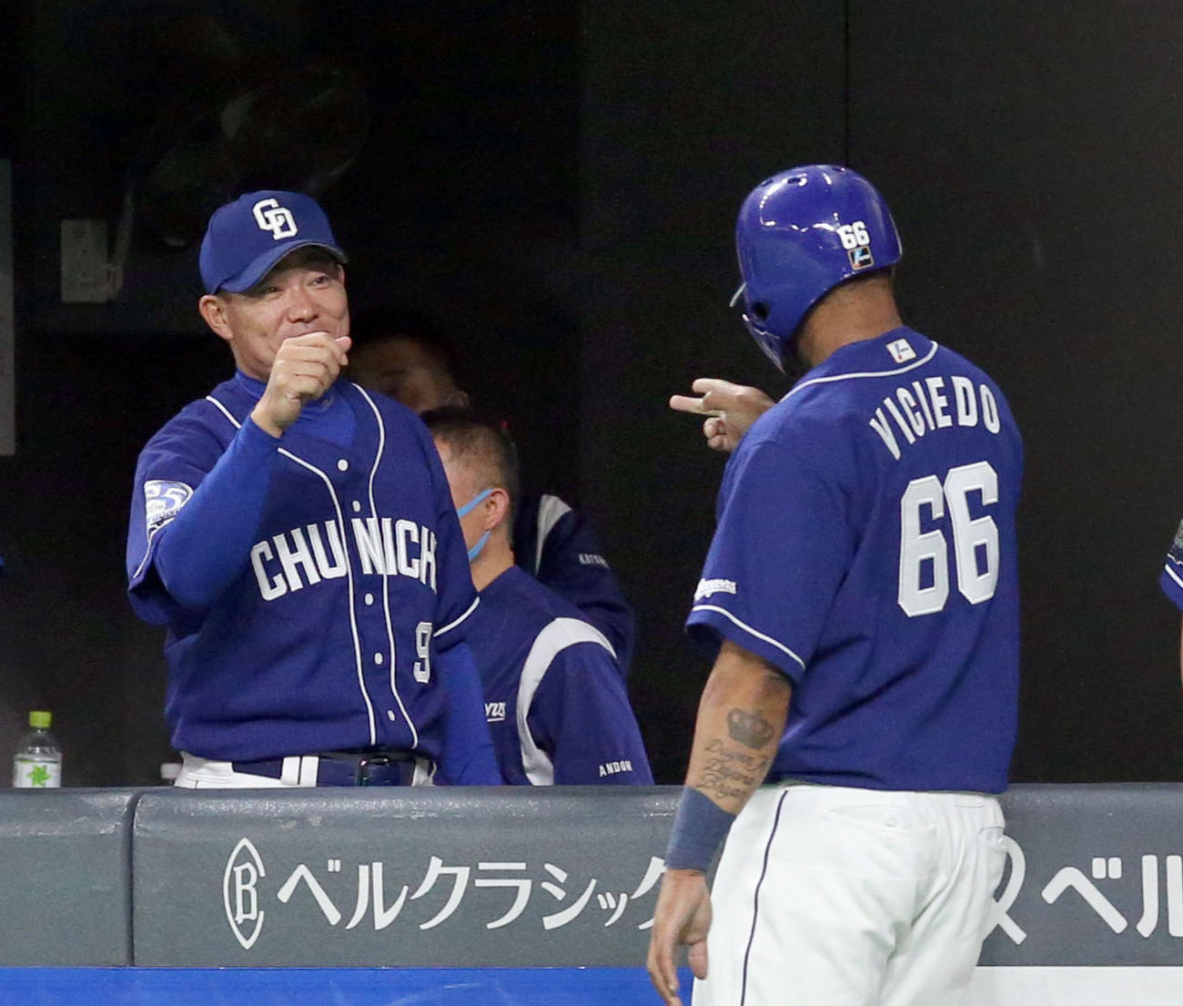 日本ハム対中日　8回表中日2死一、二塁、三ツ俣の適時二塁打で生還するビシエドを出迎える福留（左奥）（撮影・佐藤翔太）