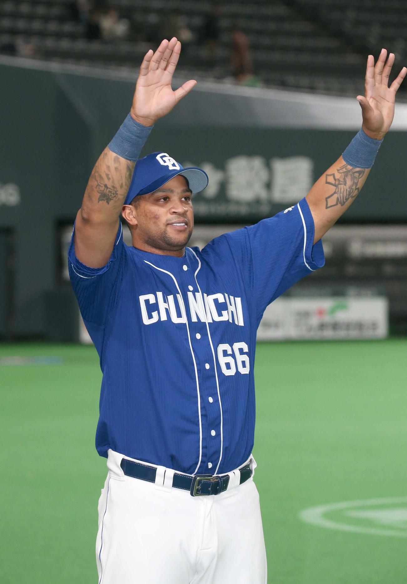 日本ハム対中日　試合後、スタンドに向かって手を振るビシエド（撮影・黒川智章）