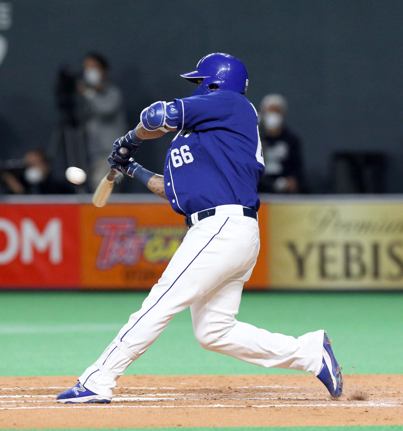 日本ハム対中日　8回表中日無死一塁、ビシエドは勝ち越しとなる適時二塁打を放つ（撮影・佐藤翔太）