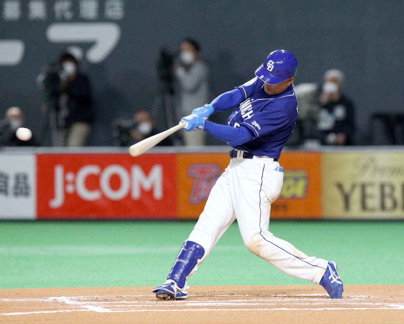 日本ハム対中日　6回表中日無死三塁、福留は適時二塁打を放つ（撮影・佐藤翔太）