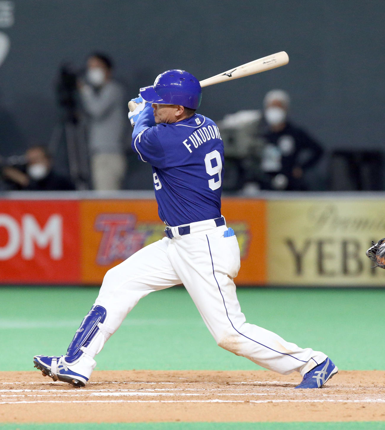 日本ハム対中日　8回表中日無死、福留は右前打を放つ（撮影・佐藤翔太）