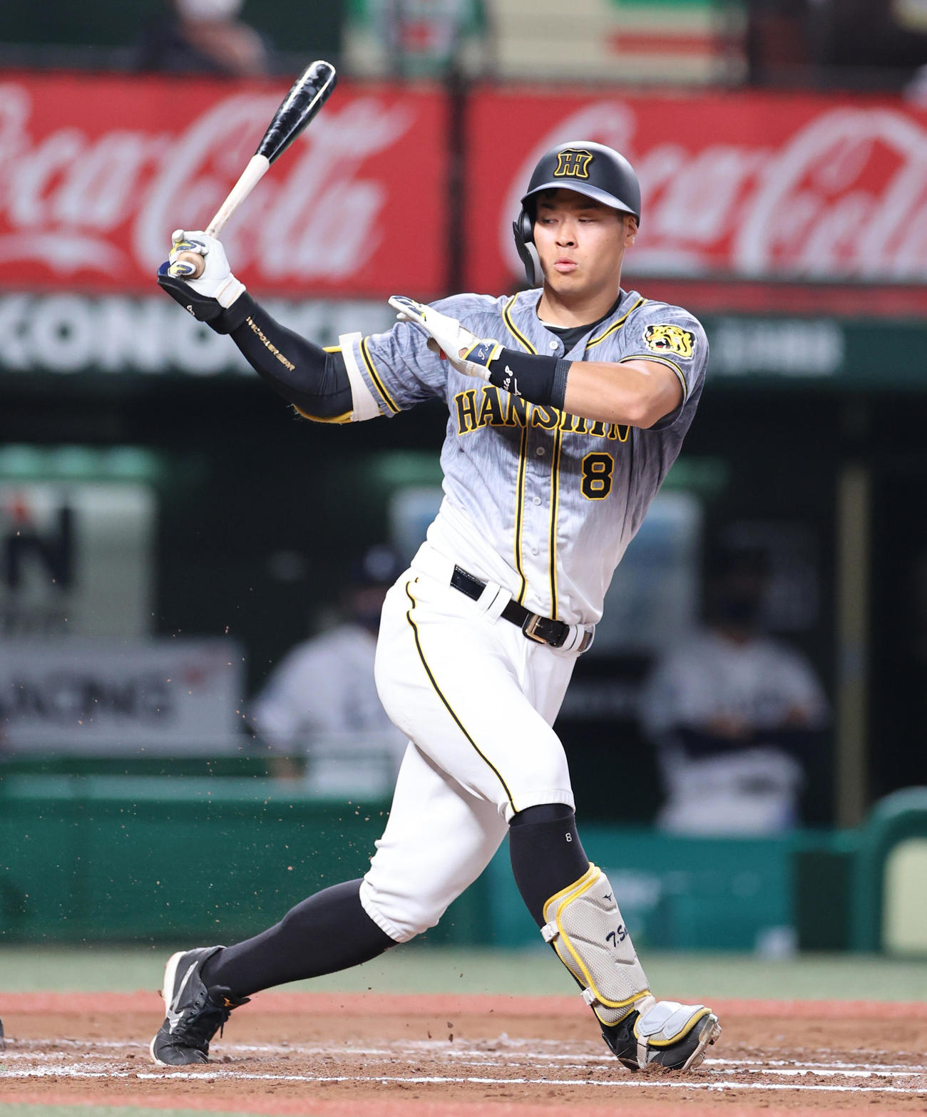 西武対阪神　7回表阪神1死一塁、空振り三振に終わる佐藤輝（撮影・清水貴仁）