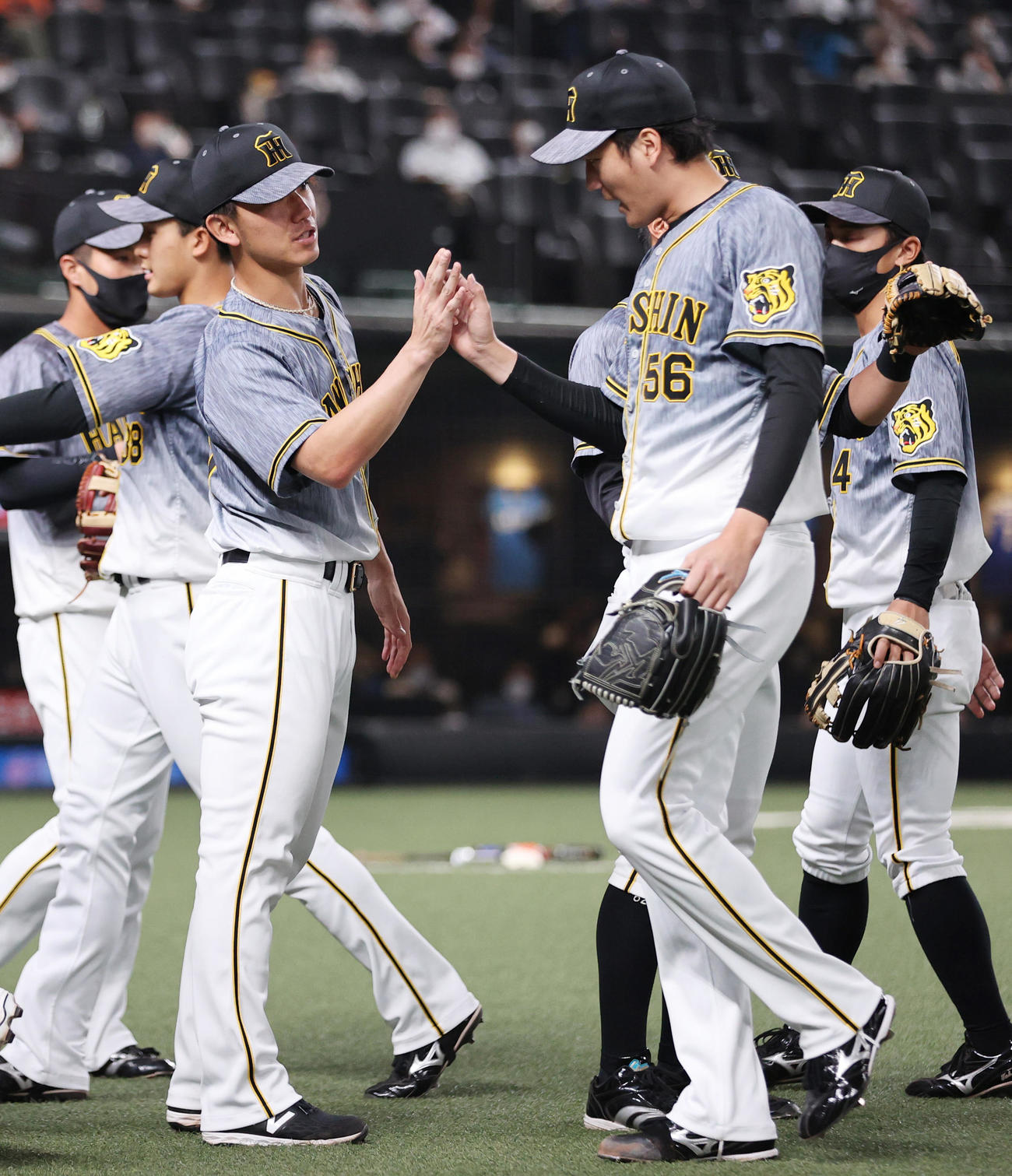 西武対阪神　6回途中から登板しこの回を抑えた小林（右）を出迎える伊藤将（撮影・清水貴仁）