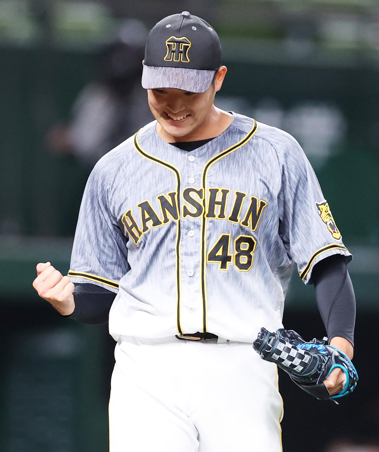 西武対阪神　8回裏西武1死一塁、呉を捕ゴロ併殺に仕留めガッツポーズをみせる斎藤（撮影・清水貴仁）
