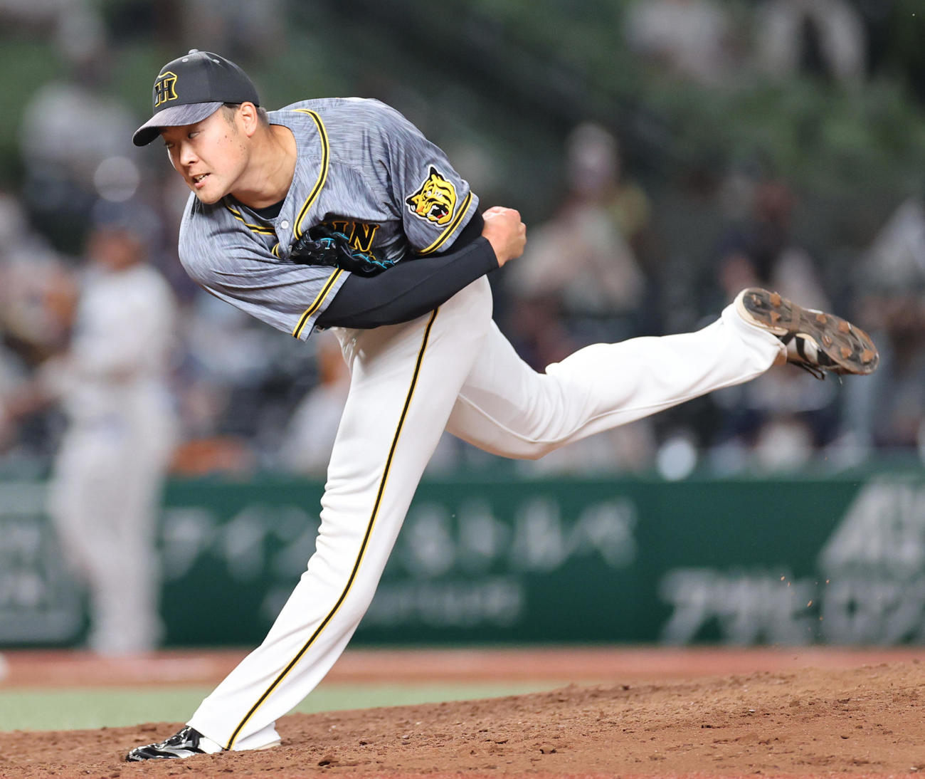 西武対阪神　8回に登板する斎藤（撮影・清水貴仁）