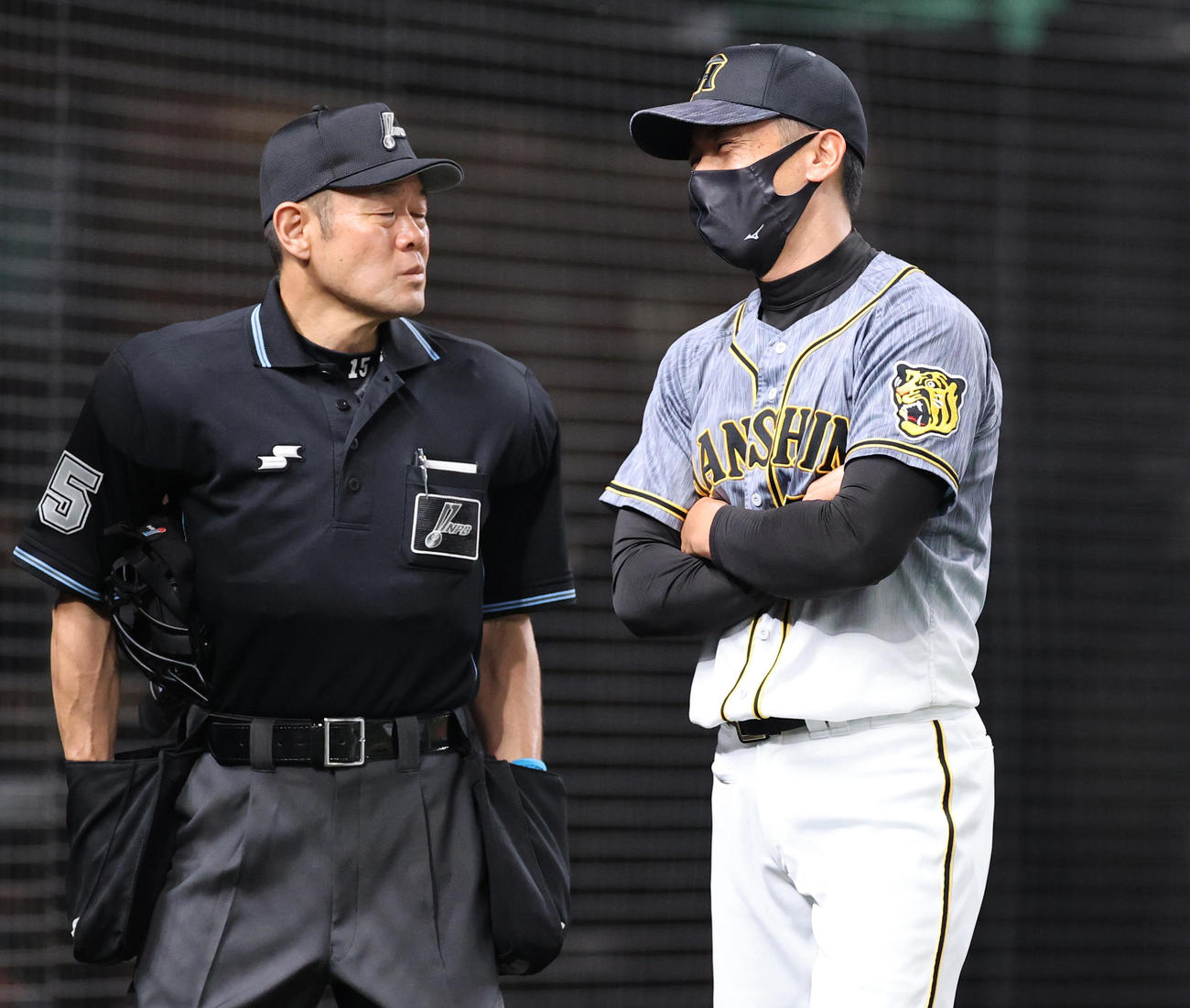 西武対阪神　9回表阪神2死二塁、ロハス・ジュニアの左邪飛の捕球について、ネットに先に触れたのではと抗議に出るもアウト判定は変わらず、試合後も審判と話す矢野監督（撮影・清水貴仁）