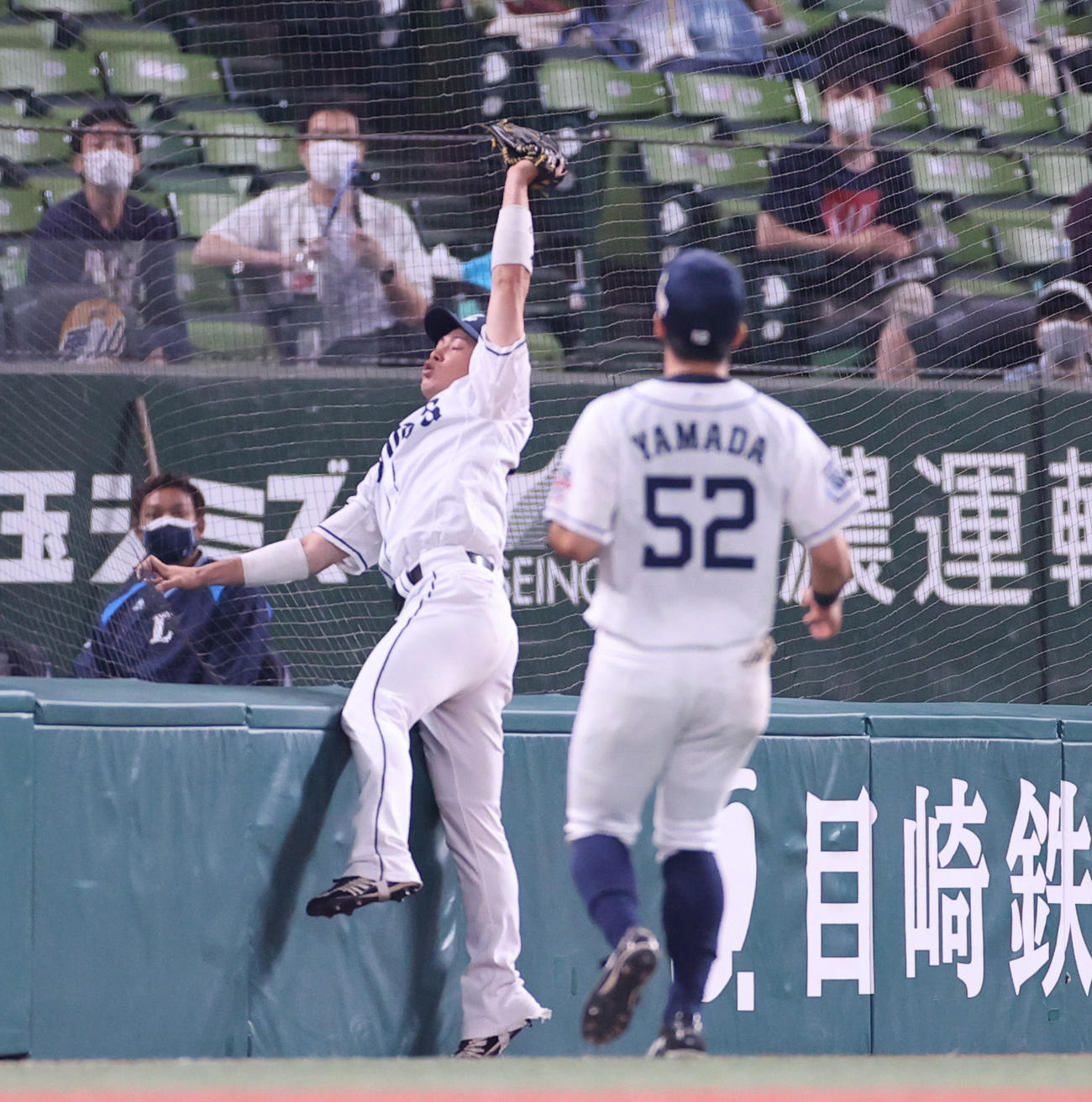 西武対阪神　9回表阪神2死二塁、ロハスの邪飛を左翼手岸がネットぎりぎりで捕球し試合終了となる（撮影・清水貴仁）
