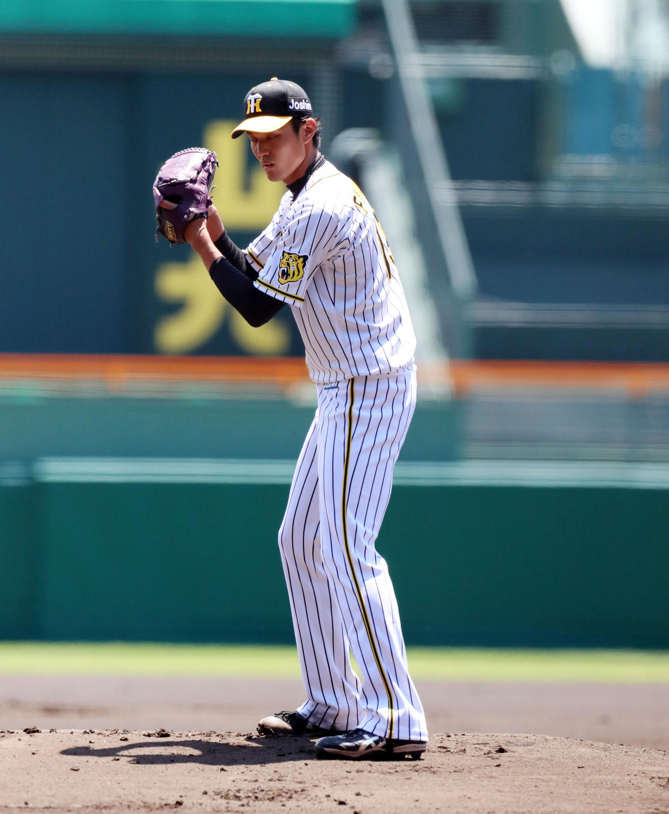阪神対巨人　1回表、藤浪のセットポジション（撮影・加藤哉）