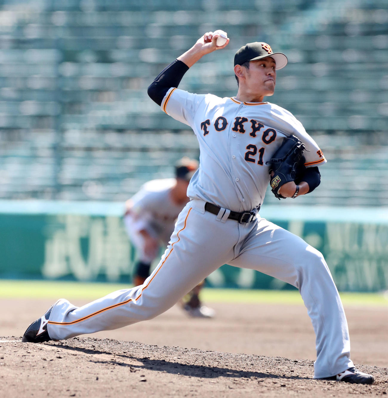 阪神対巨人　6回裏、巨人2番手で登板する井納（撮影・加藤哉）