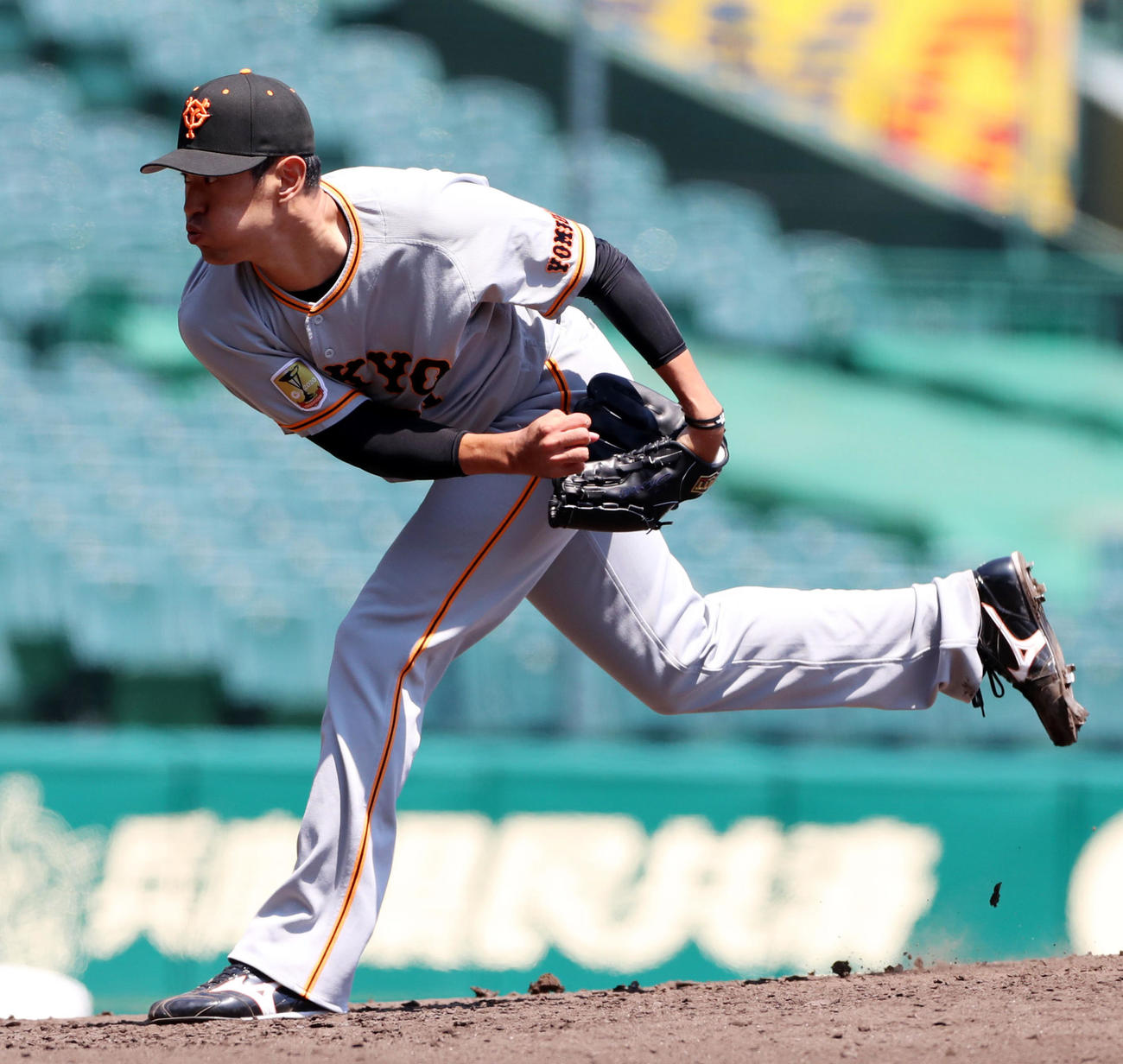 阪神対巨人　4回裏、巨人2番手で登板する井納（撮影・加藤哉）