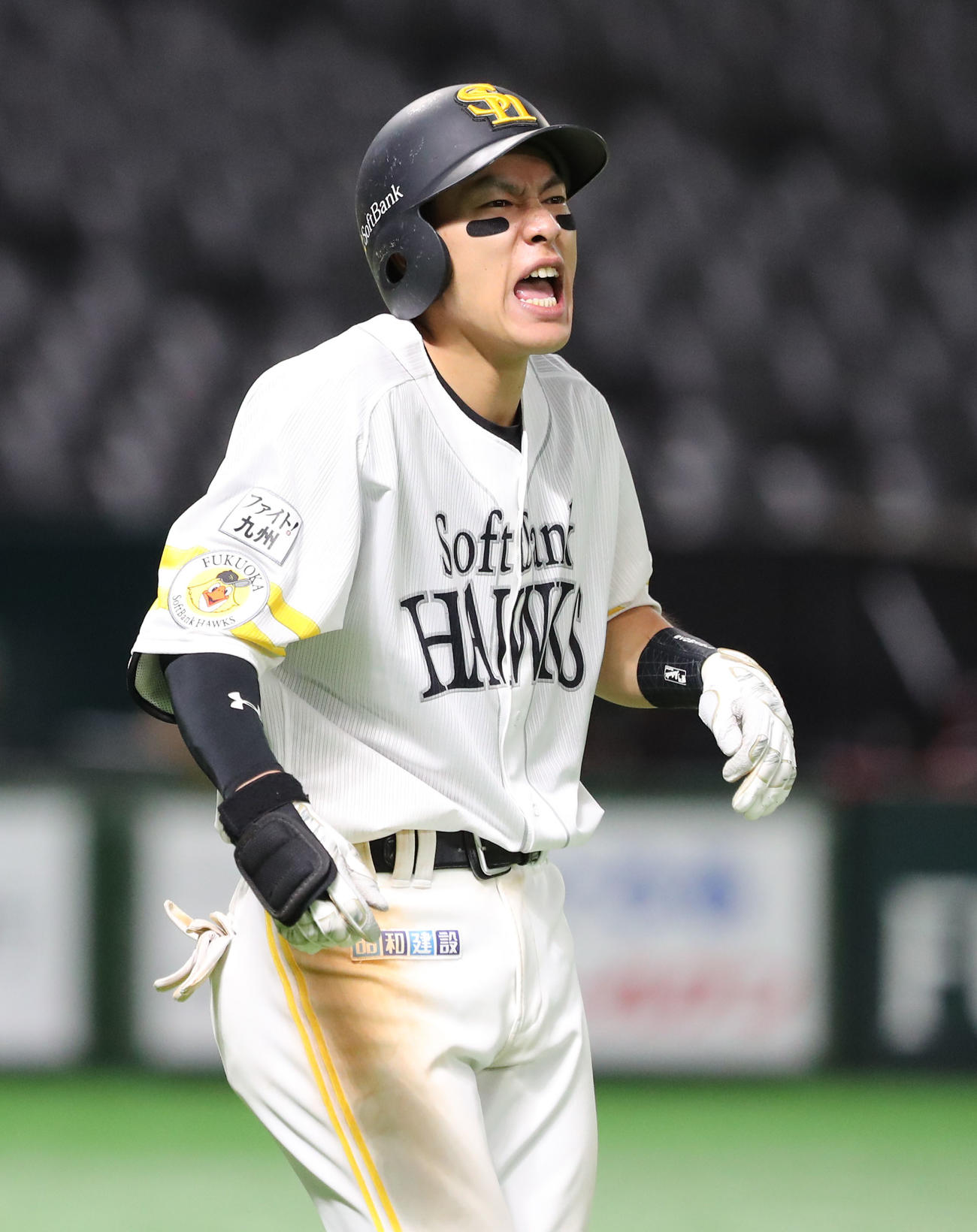 ソフトバンク対巨人　9回裏ソフトバンク1死一塁、柳田悠岐は死球を受け一塁へ歩く（撮影・梅根麻紀）