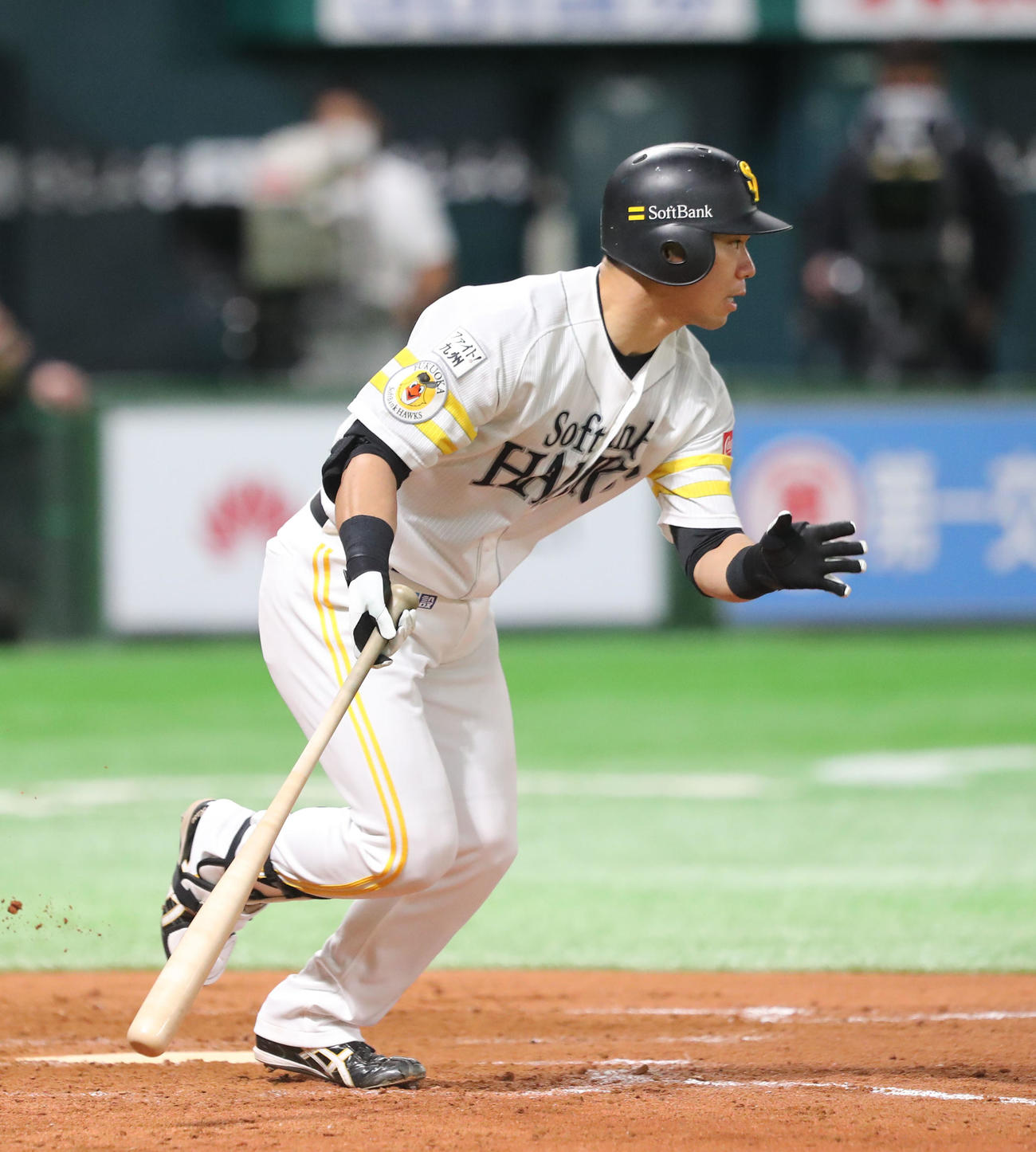ソフトバンク対巨人　9回裏ソフトバンク1死一、二塁、長谷川勇也は中前適時打を放つ（撮影・梅根麻紀）
