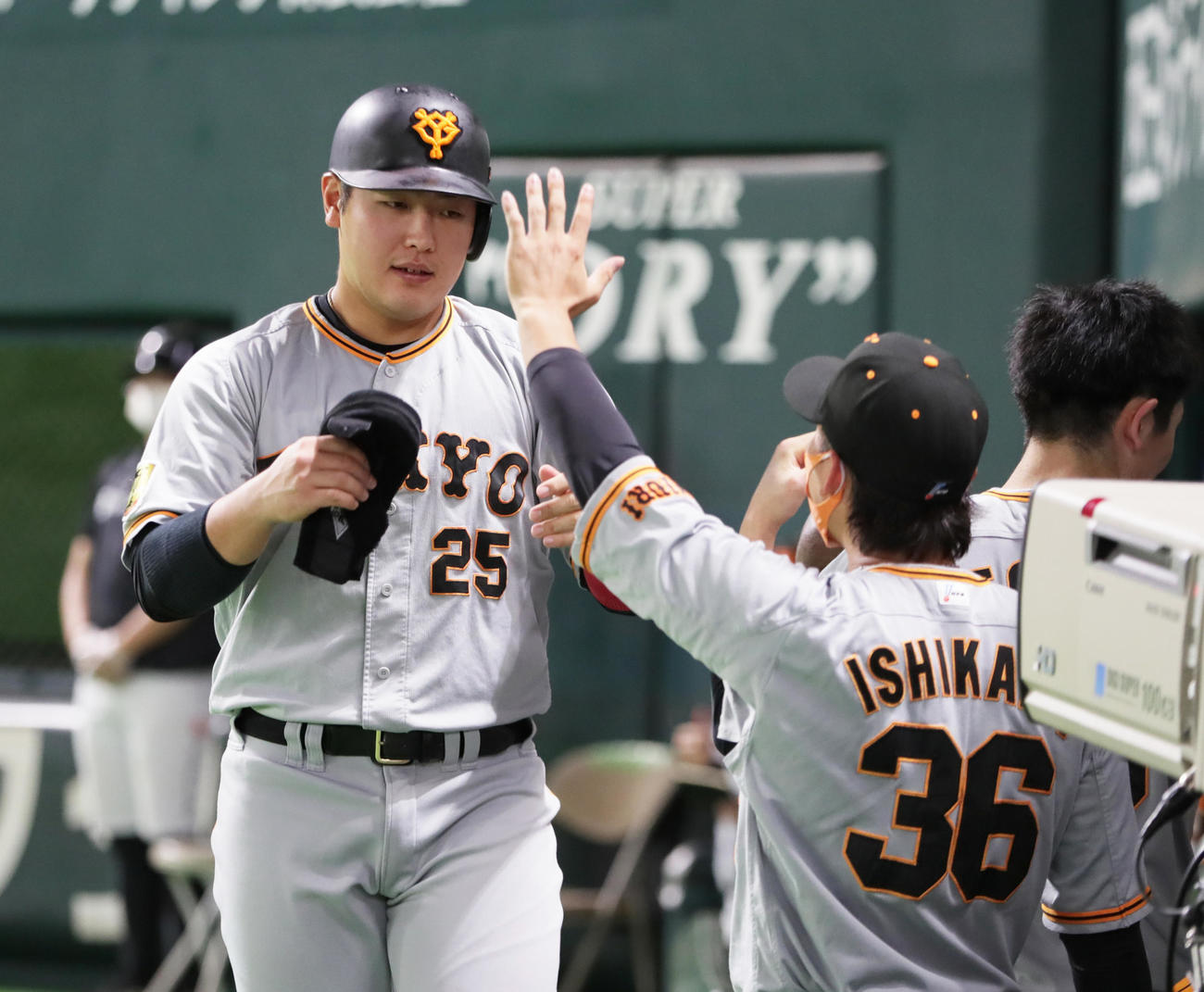 ソフトバンク対巨人　5回表巨人1死、中越え本塁打を放ちタッチを交わす岡本和（撮影・足立雅史）