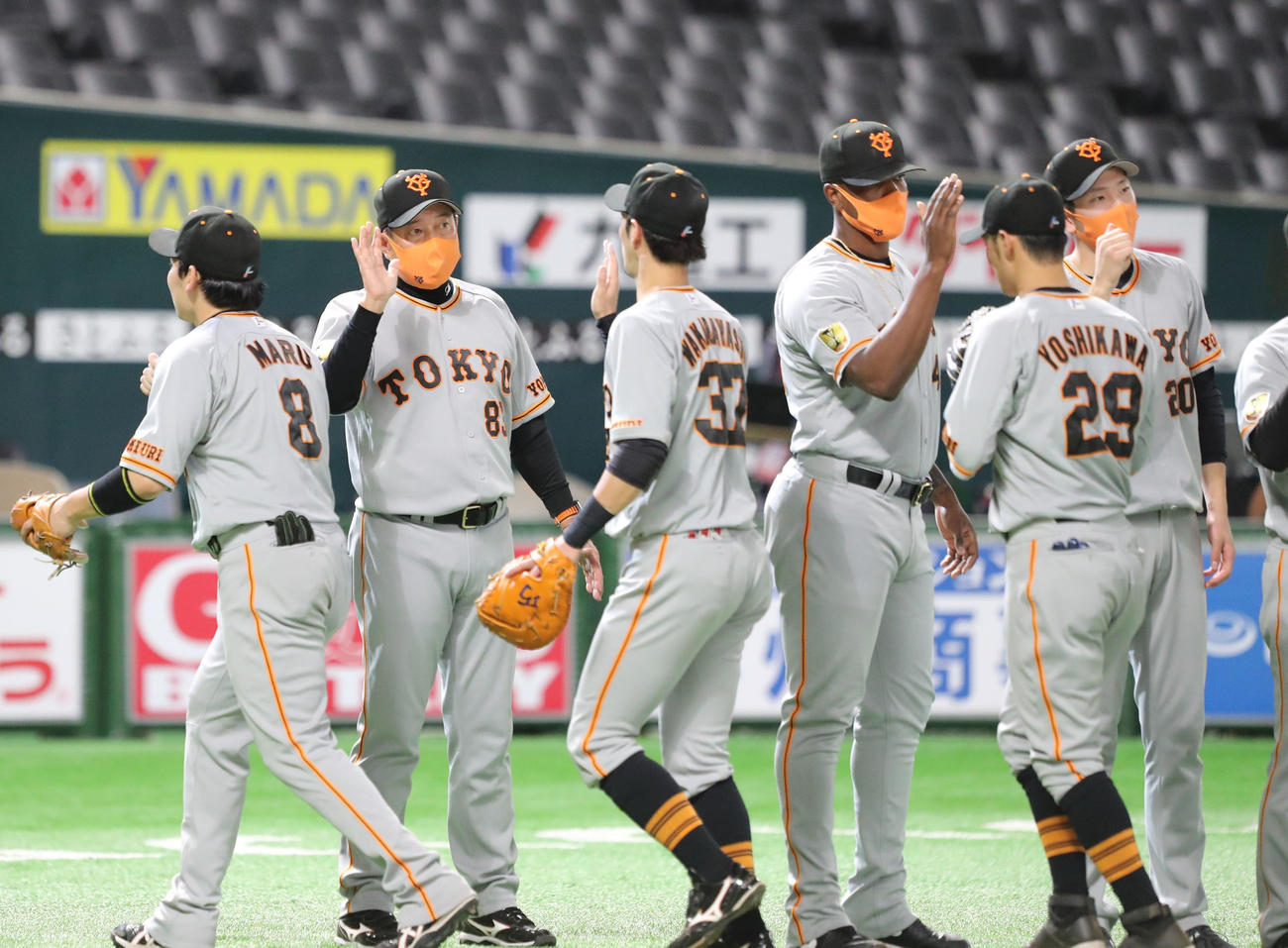 ソフトバンク対巨人　ソフトバンクに勝利しナインらとハイタッチをかわす原辰徳監督（撮影・梅根麻紀）