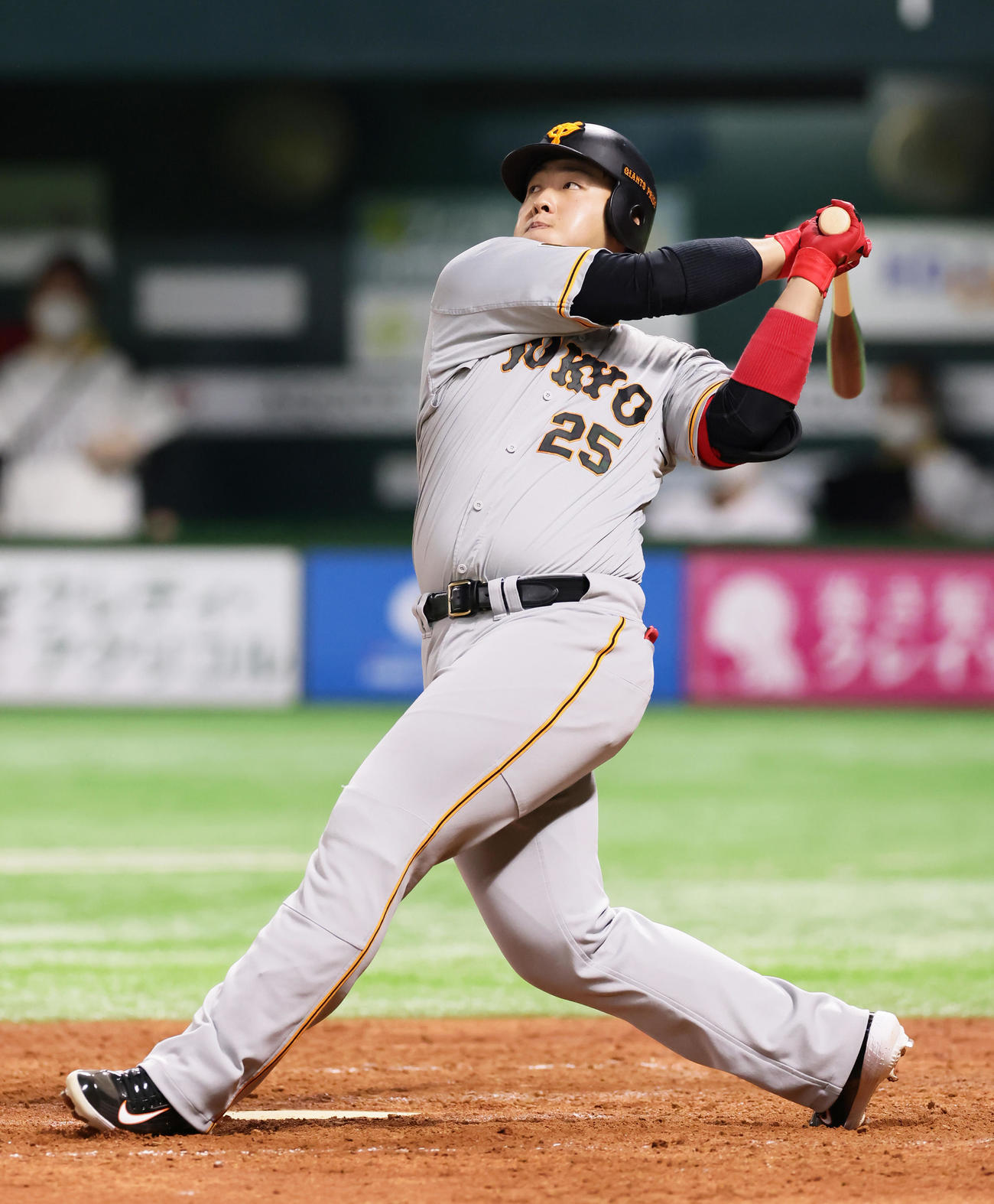 ソフトバンク対巨人　5回表巨人1死、中越え本塁打を放つ岡本和（撮影・足立雅史）