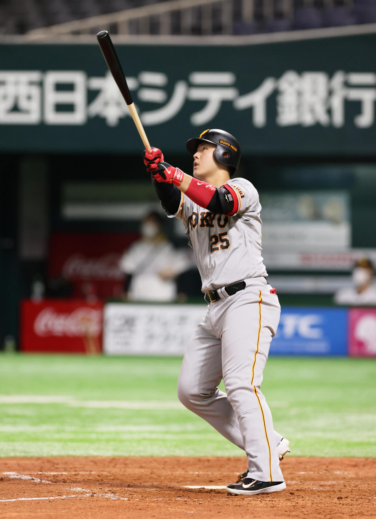 ソフトバンク対巨人　5回表巨人1死、中越え本塁打を放ち打球を見つめる岡本和（撮影・足立雅史）