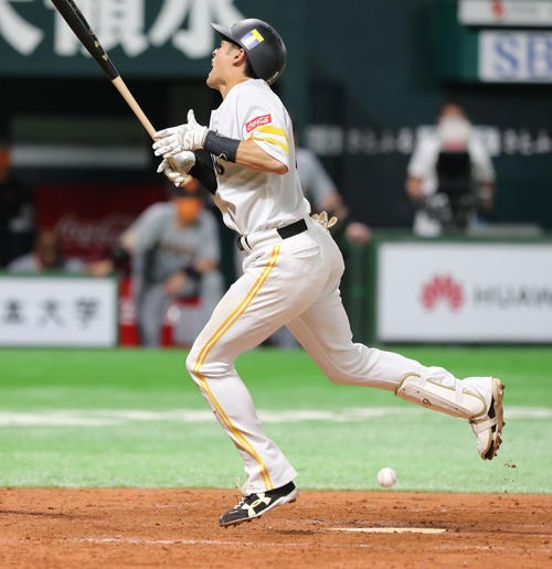 ソフトバンク対巨人　9回裏ソフトバンク1死一塁、柳田悠岐は死球を受け一塁へ歩く（撮影・梅根麻紀）