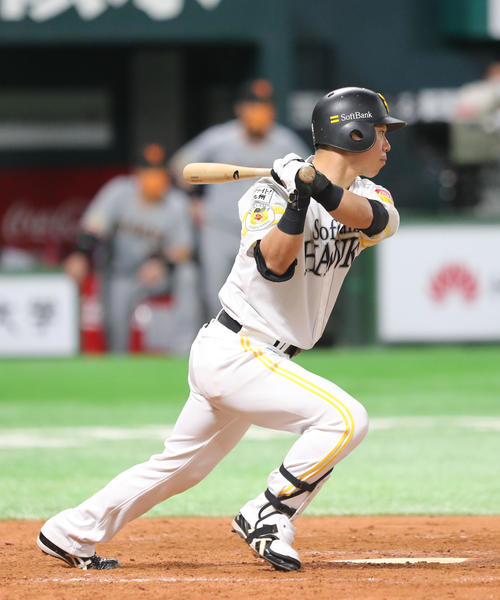 ソフトバンク対巨人　9回裏ソフトバンク1死一、二塁、長谷川勇也は中前適時打を放つ（撮影・梅根麻紀）