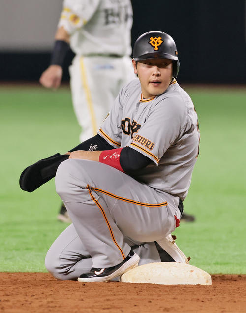 ソフトバンク対巨人　5回表巨人1死、本塁打の判定を二塁上にしゃがみ待つ岡本和（撮影・足立雅史）