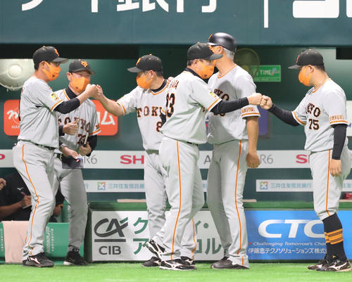 ソフトバンク対巨人　ソフトバンクに勝利しナインらとハイタッチをかわす原辰徳監督（撮影・梅根麻紀）