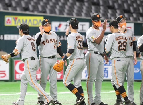 ソフトバンク対巨人　ソフトバンクに勝利しナインらとハイタッチをかわす原辰徳監督（撮影・梅根麻紀）