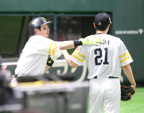 ソフトバンク対巨人　2回裏ソフトバンク2死一、三塁、牧原大成の右前同点適時打で生還した松田宣浩は和田毅とハイタッチ（撮影・梅根麻紀）