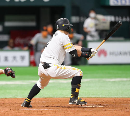 ソフトバンク対巨人　9回裏ソフトバンク無死、中村晃は遊内野安打を放つ（撮影・梅根麻紀）