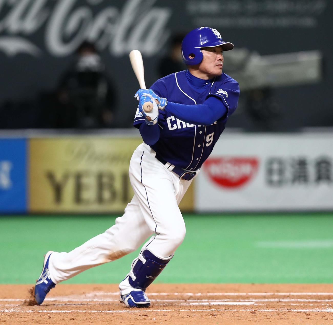 日本ハム対中日　4回表中日1死、右前打を放つ福留（撮影・黒川智章）