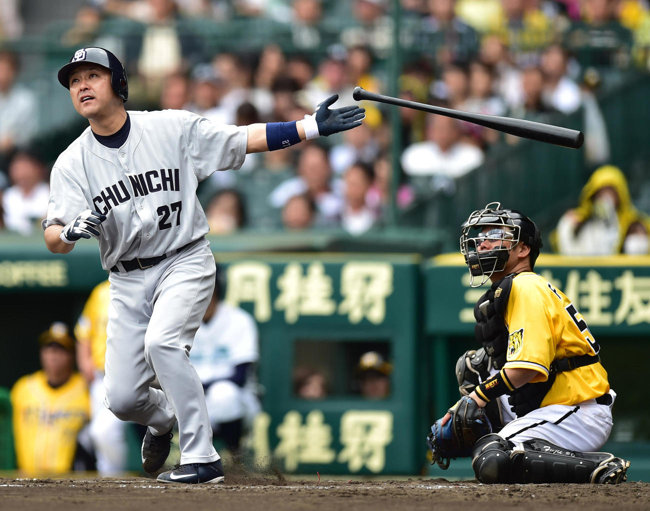 15年、本塁打を放つ谷繁元信兼任監督