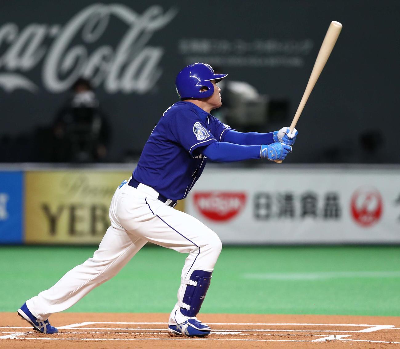 日本ハム対中日　1回表中日1死三塁、左前適時打を放つ福留（撮影・黒川智章）