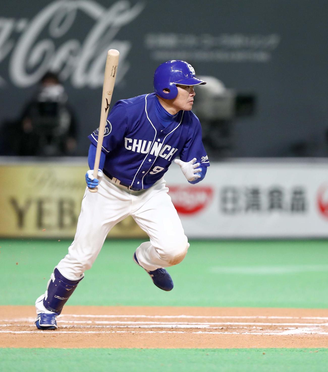 日本ハム対中日　6回表中日無死三塁、右越え適時二塁打を放つ福留（撮影・黒川智章）