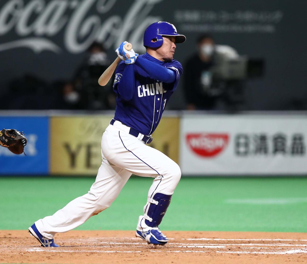 日本ハム対中日　8回表中日無死、右前打を放つ福留（撮影・黒川智章）