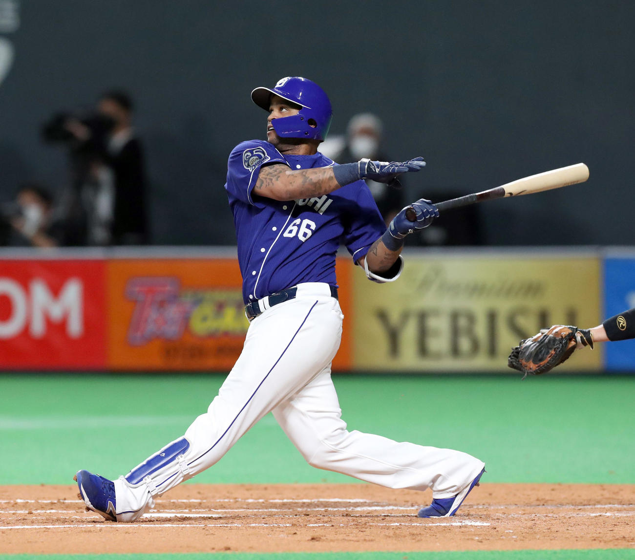 日本ハム対中日　4回表中日1死、ビシエドは左越え本塁打を放つ（撮影・佐藤翔太）