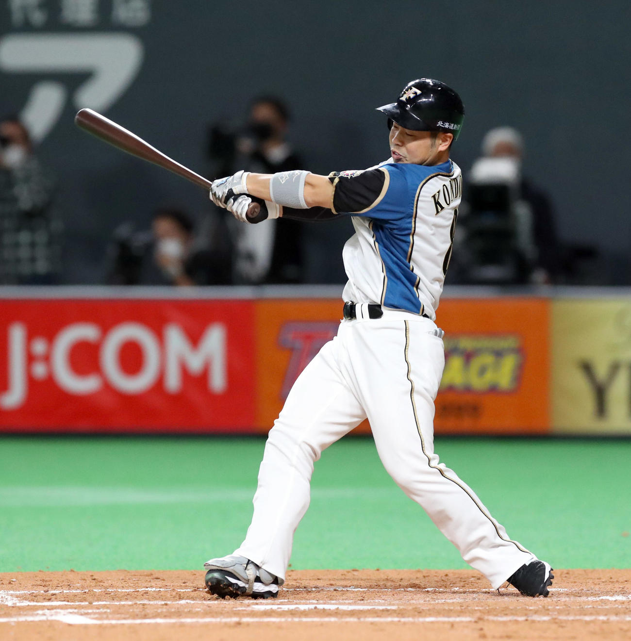 日本ハム対中日　4回裏日本ハム1死二塁、近藤は適時二塁打を放つ（撮影・佐藤翔太）