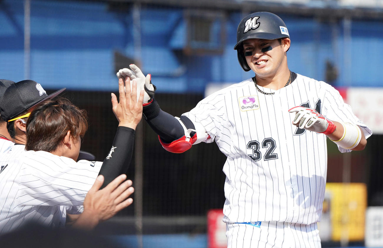 ロッテ対広島　4回裏ロッテ1死、右越えソロ本塁打を放った佐藤都はナインと笑顔でハイタッチ（撮影・鈴木みどり）