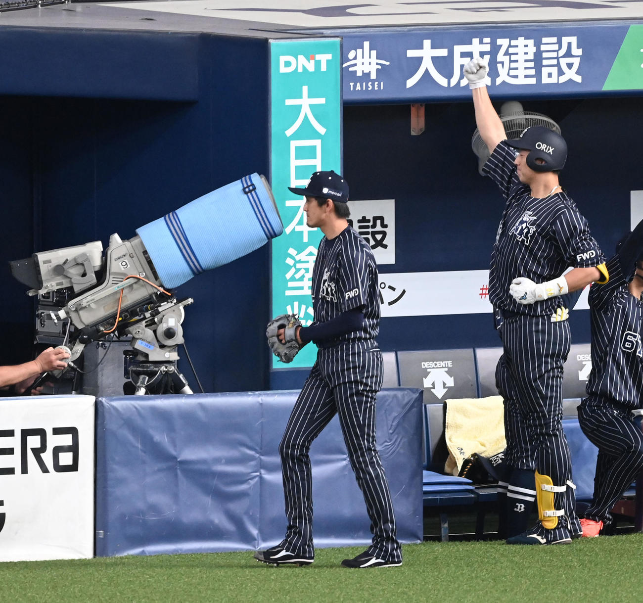 オリックス対ヤクルト　1回裏オリックス2死二塁、杉本（右）は左中間に先制2点本塁打を放ち昇天ポーズ（撮影・前岡正明）