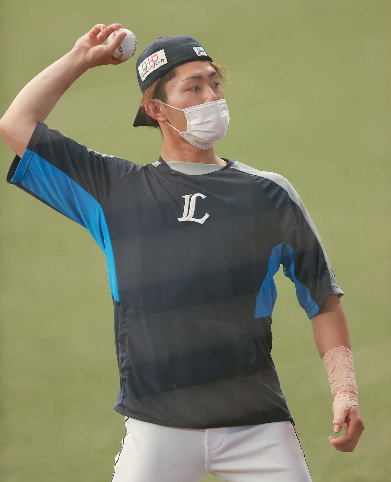 西武対阪神　前日29日の試合で右腕に打球を受けた西武今井は、打撲と診断されテーピング姿で試合前練習に参加（撮影・野上伸悟）