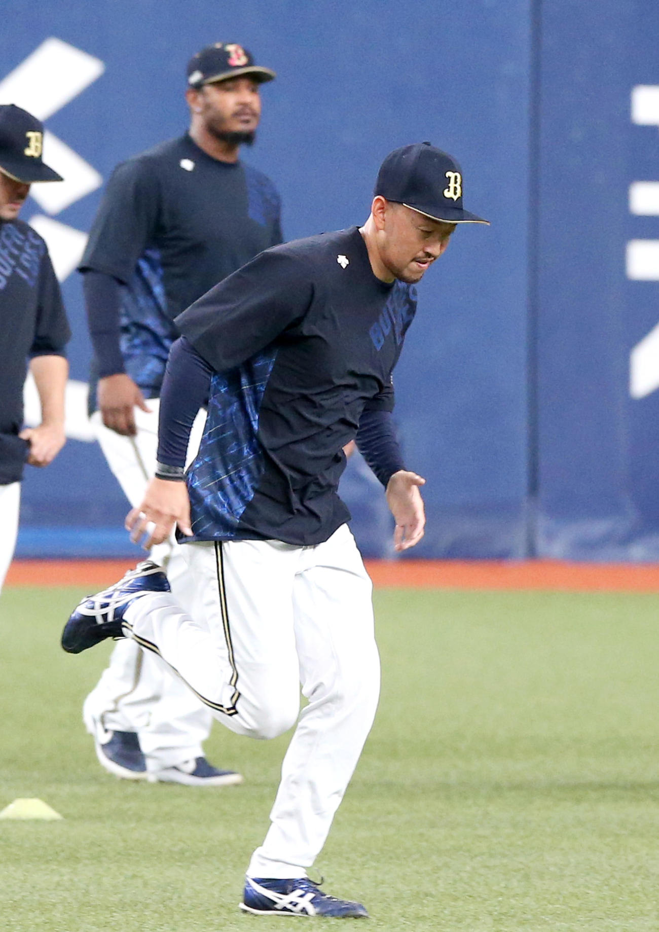 オリックス対ヤクルト　試合前の練習でダッシュする平野（手前）、後ろはジョーンズ（撮影・上山淳一）