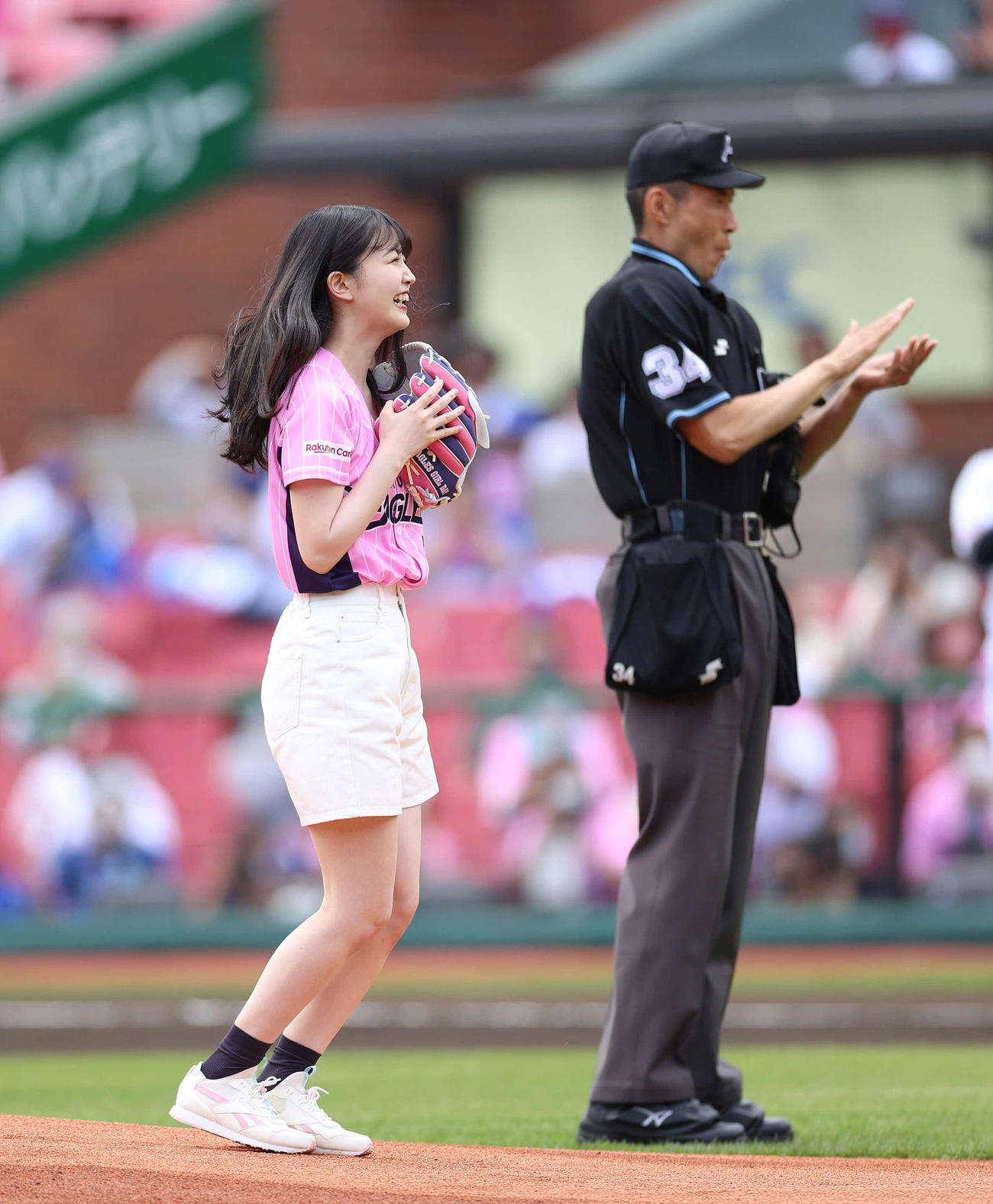 楽天対DeNA　始球式を行った乃木坂46の久保史緒里（撮影・河野匠）