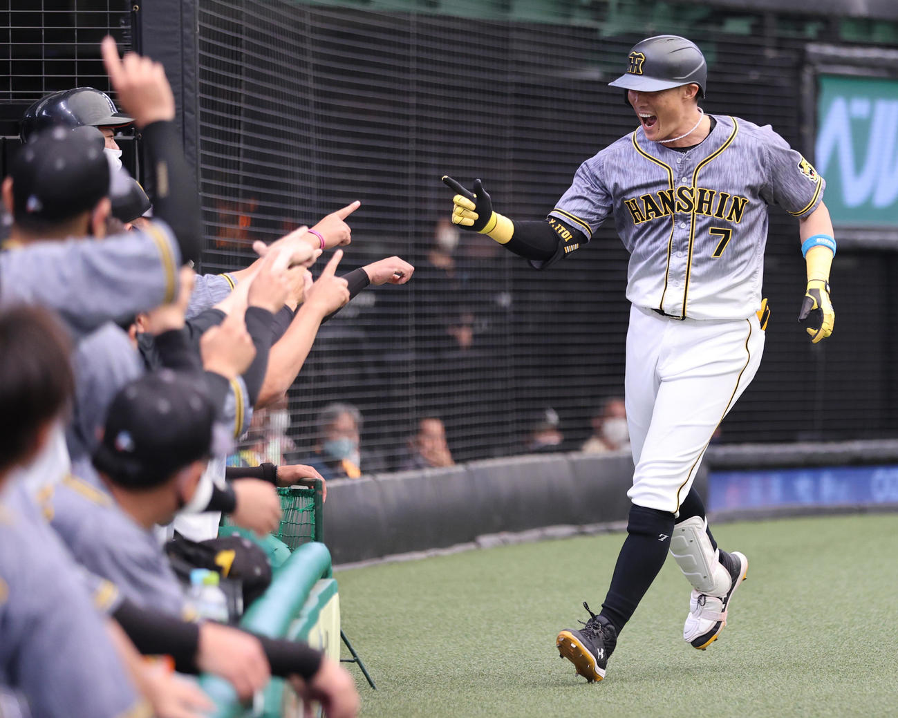 西武対阪神　2回表阪神1死三塁、先制の右越え2点本塁打を放ちベンチ前で出迎えを受ける糸井（撮影・清水貴仁）