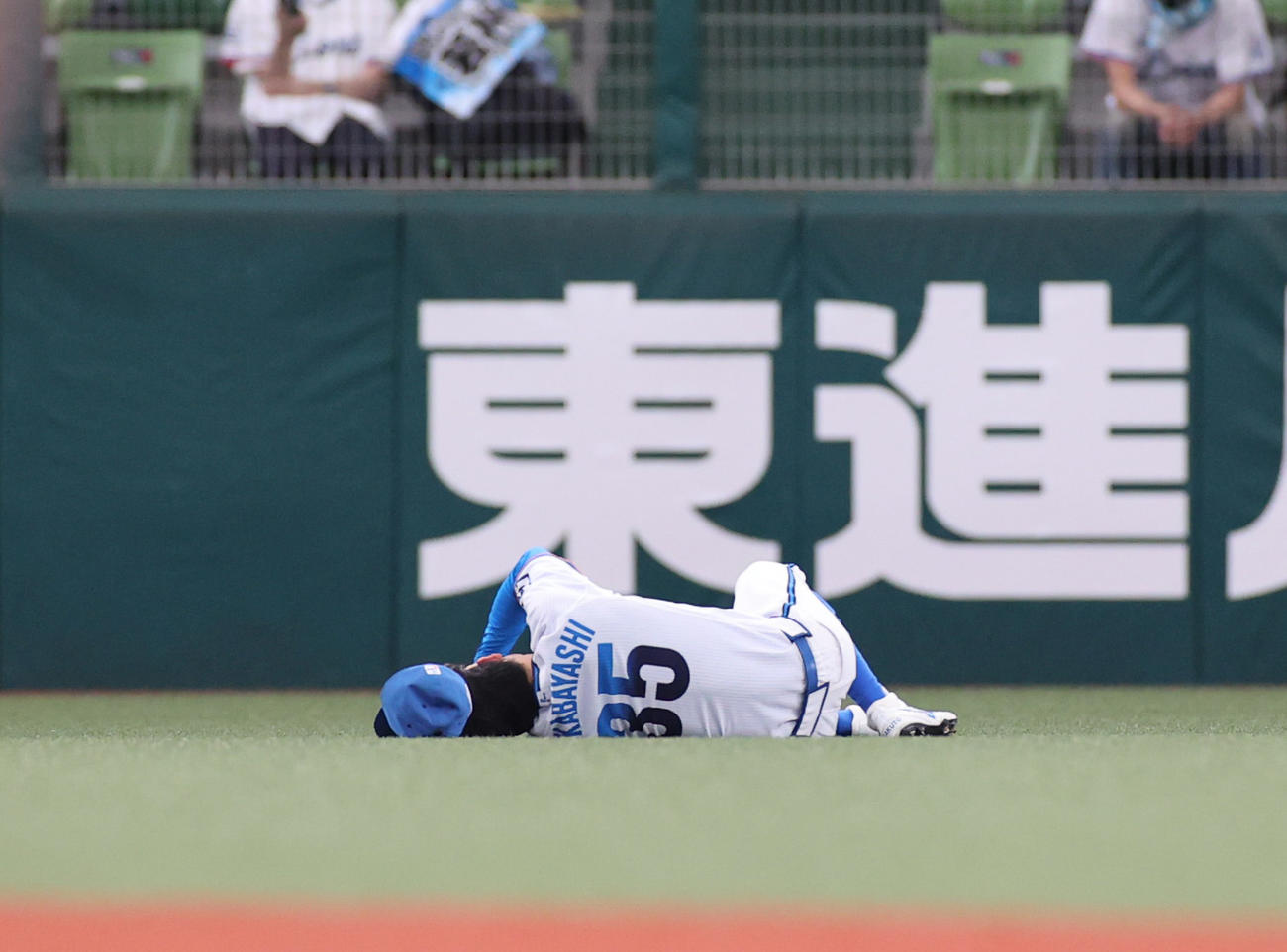 西武対阪神　3回表阪神1死一塁、マルテの中前打をはじいた中堅手若林はアクシデント発生で動けなくなる（撮影・清水貴仁）