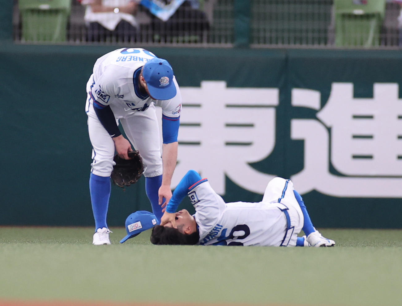 西武対阪神　3回表阪神1死一塁、マルテの中前打をはじいた中堅手若林はアクシデント発生で動けなくなる（撮影・清水貴仁）