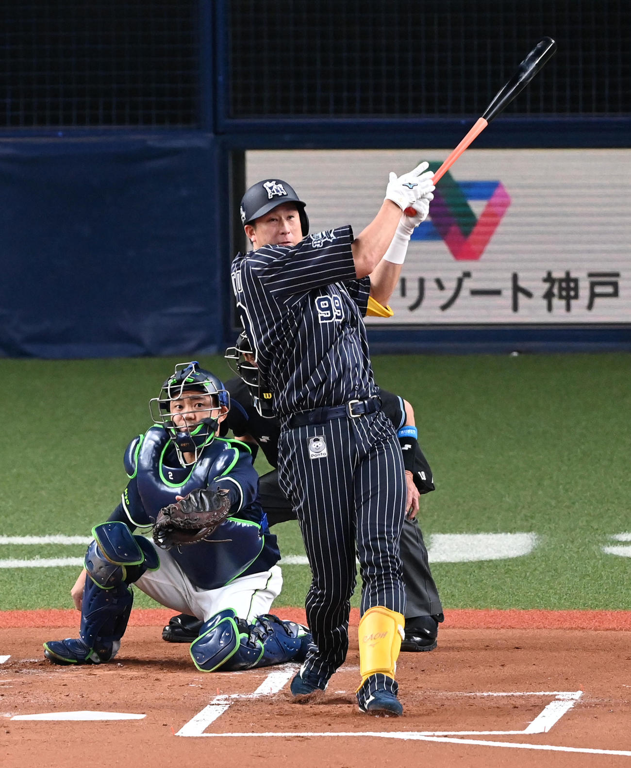 1回裏2死二塁、杉本は左中間に先制2点本塁打を放つ（撮影・前岡正明）