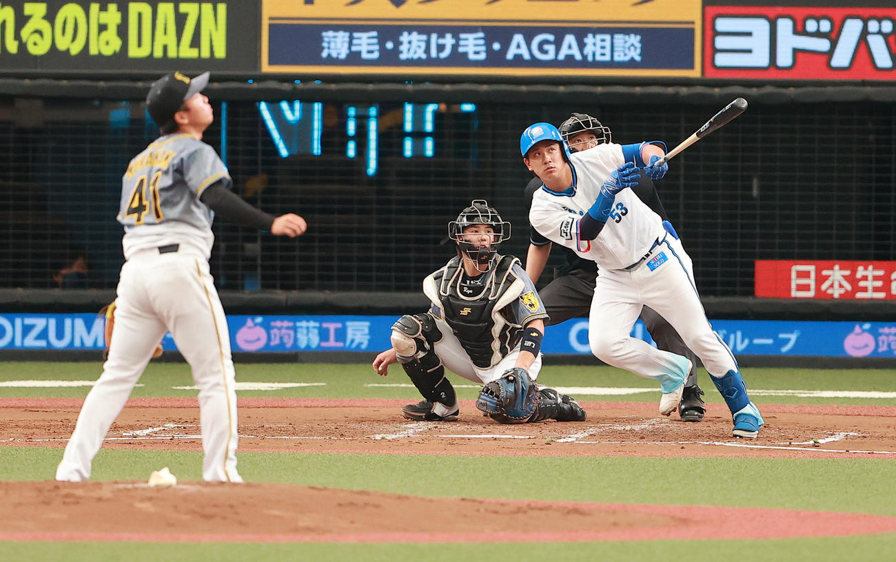 西武対阪神　2回裏西武1死一、二塁、村上から左越え3点本塁打を放つ愛斗（撮影・野上伸悟）