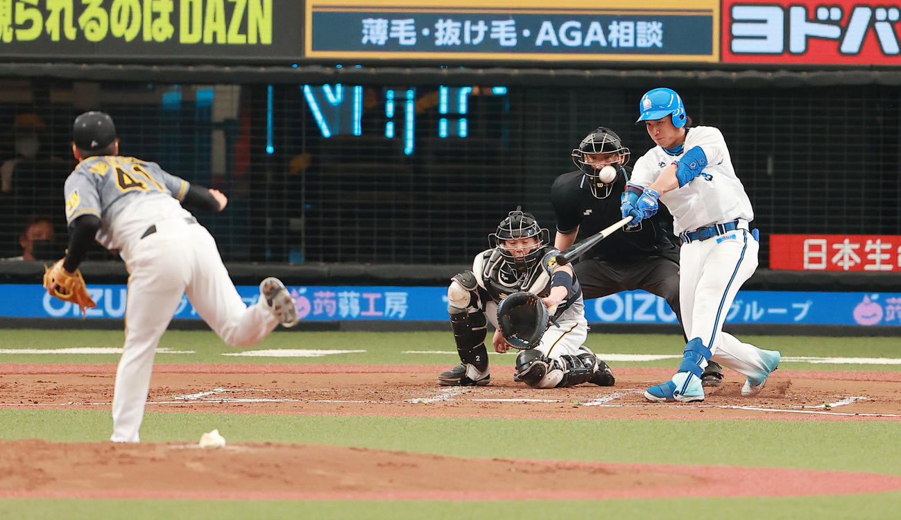 西武対阪神　2回裏西武1死一、二塁、村上から左越え3点本塁打を放つ愛斗（撮影・野上伸悟）