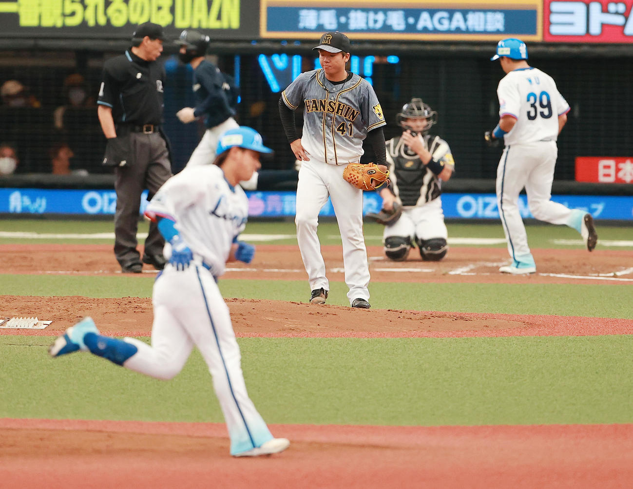 西武対阪神　2回裏西武1死一、二塁、愛斗（手前）に左越え3点本塁打を許す村上（撮影・野上伸悟）