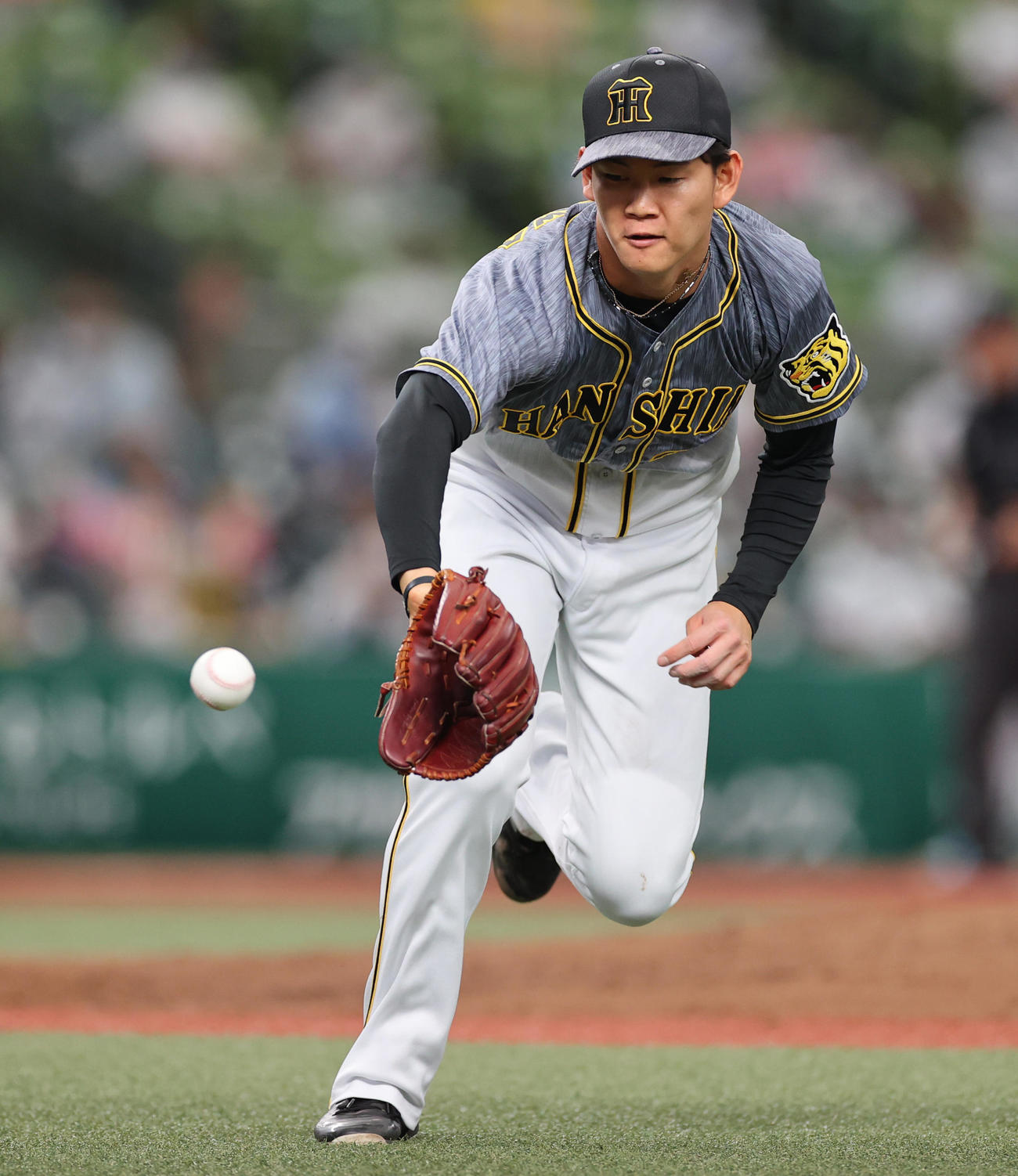 西武対阪神　3回裏西武1死二塁、山川を投ゴロに打ち取る及川（撮影・清水貴仁）