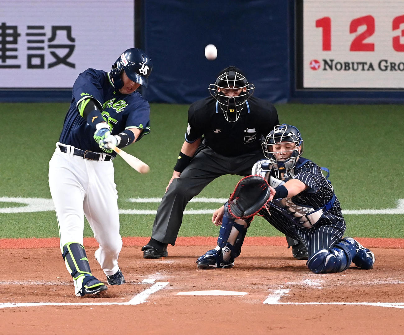 オリックス対ヤクルト　6回表ヤクルト2死三塁、村上は左中間に2点本塁打を放つ（撮影・前岡正明）